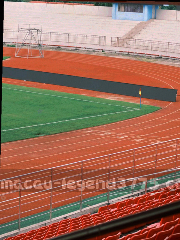 澳门旧城巷弄中的旧式商铺招牌，低饱和青铜色调，招牌层层叠加不见人物正面